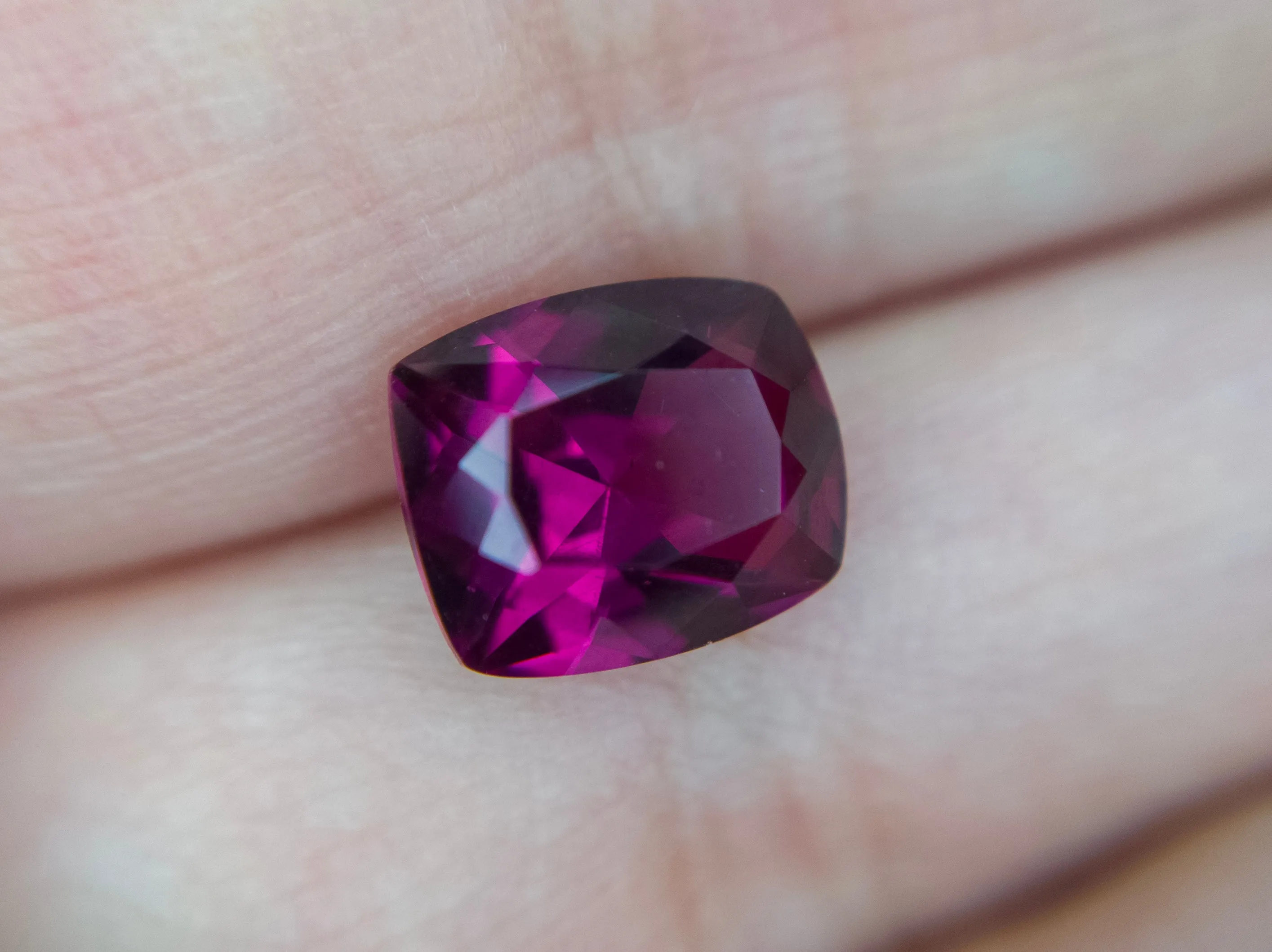 3.66ct LUSCIOUS PURPLE GARNET