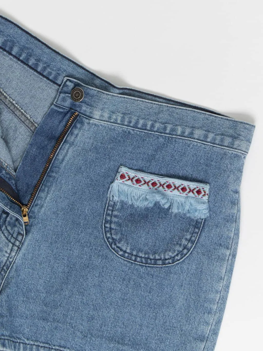 Vintage denim shorts with embroidered front pockets – Medium